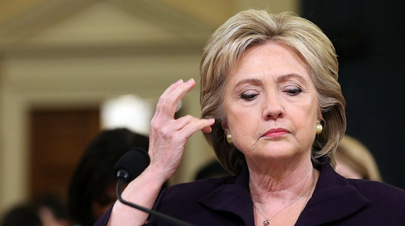 Clinton se entrevista durante más de tres horas con el FBI por sus correos