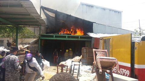 Fuego afecta fábrica de muebles en sector Enriquillo de Herrera