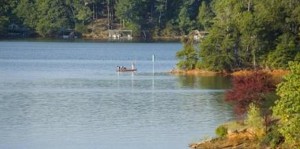 Un bote se volcó en un lago del norte de Georgia en un incidente en que murieron dos mujeres y dos hombres están desaparecidos, informaron las autoridades.