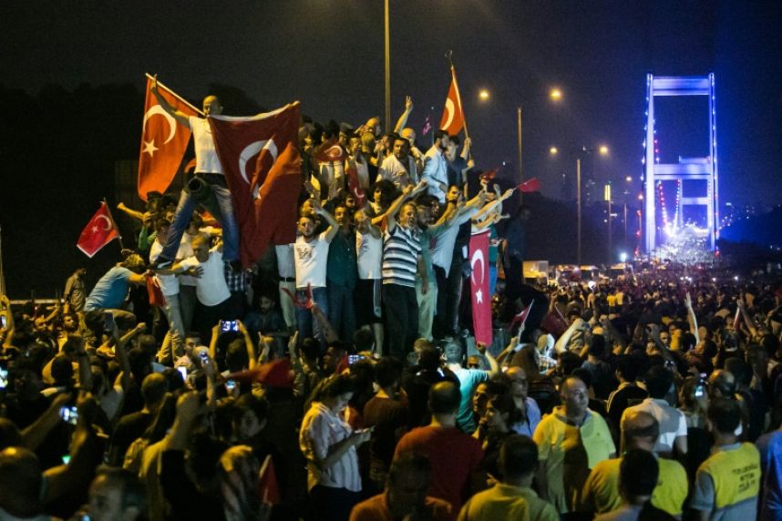 Muertos y caos en intento de golpe de Estado contra Erdogan en Turquía