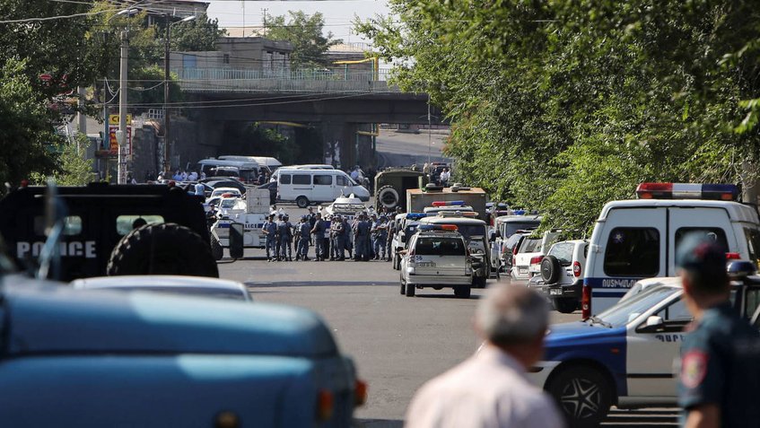 Policía muerto tras disparos en situación de rehenes en Armenia