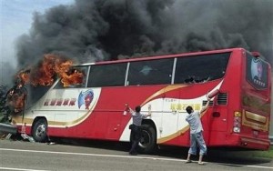 Incendio de autobús en Taiwán deja al menos 26 muertos