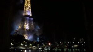 Avisan de un incendio en un camión de fuegos artificiales cercano a la Torre Eiffel de París