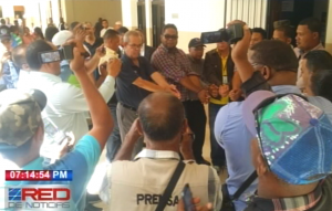 Trabajadores de la prensa en Valverde protestan atados de manos exigiendo respeto