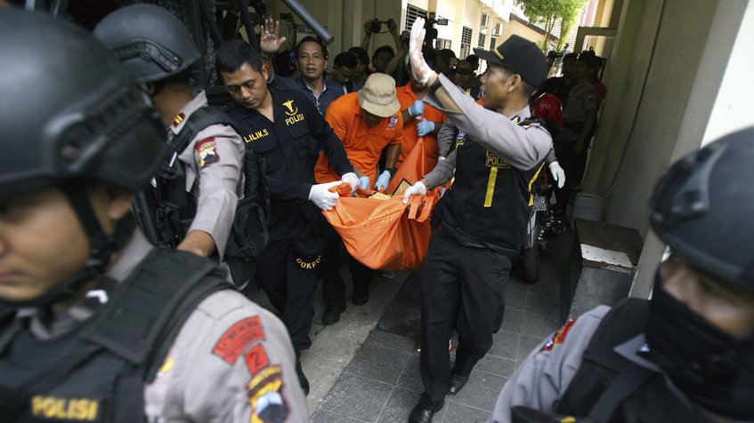Un muerto y un herido tras ataque con explosivos en comisaría de Indonesia