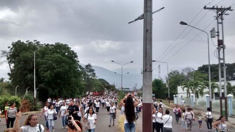 Venezolanas cruzan frontera Colombia en busca alimentos