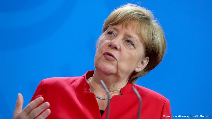 BERLIN (AP) — La canciller de Alemania, Angela Merkel, dijo que la llegada de migrantes no provocará cambios fundamentales en el país, un año después de que insistiera por primera vez en que se gestionaría la crisis de refugiados. En una entrevista con el diario Sueddeutsche Zeitung publicada el miércoles, Merkel afirmó que su mantra, que ha dividido opiniones en Alemania, sigue siendo "la idea central adecuada para este trabajo". El 4 de septiembre del año pasado, unos días después de emplear su argumento por primera vez, la mandataria y el entonces canciller de Austria decidieron dejar pasar a los migrantes que se acumulaban en Hungría. Alemania registró a cerca de un millón de personas el año pasado — aunque se cree que el número real es menor — y las llegadas han inquietado a muchos residentes. "Alemania seguirá siendo Alemania, con todo lo que no es querido", dijo Merkel según fue citada.