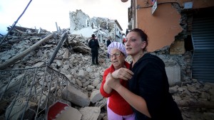 Aumentan a 120 los muertos por terremoto en Italia