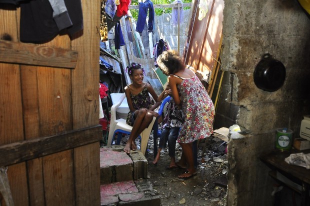 Niñas de condiciones especiales viven en hacinamiento; madre pide ayuda