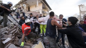 Aumentan a 120 los muertos por terremoto en Italia