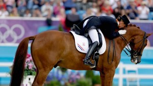 Jinete holandesa decide retirarse de los JJ.OO. para salvarle la vida a su caballo