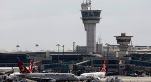 Refuerzan seguridad en aeropuertos de Estambul
