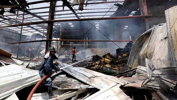 Al menos 14 muertos por bombardeo contra fábrica de Yemen