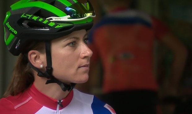 Federación Holandesa dice que ciclista Van Vleuten está "OK" tras aparatosa caída en JJ.OO.