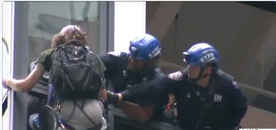 La Policía de Nueva York apresa a hombre que escalaba la torre Trump
