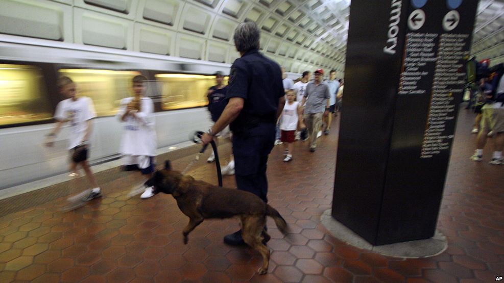 Arrestan a policía del metro de Washington implicado con el Estado Islámico