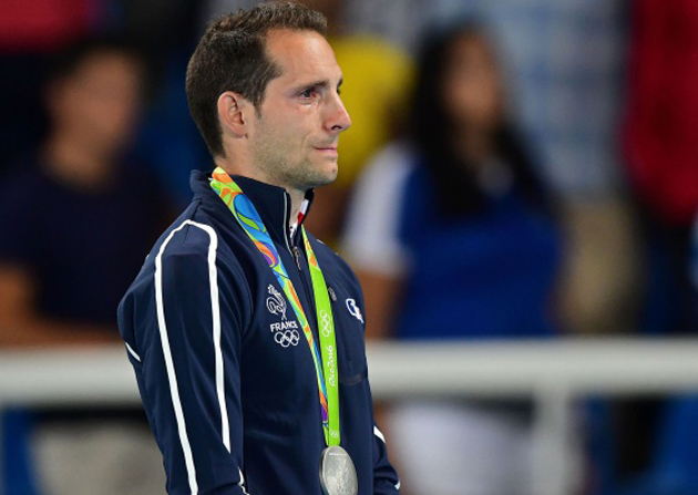Atleta francés rompe a llorar en el podio ante abucheos del público brasileño