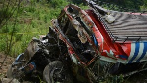 Al menos 31 muertos y 40 heridos al caer un autobús por un barranco en Nepal