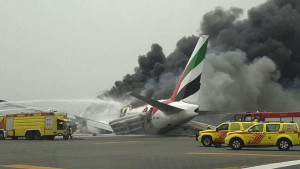 Dubái cierra su aeropuerto tras un accidente sin víctimas de un avión de Emirates