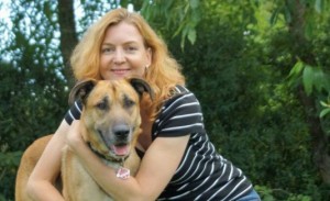 Azafata alemana adopta perro vagabundo en Argentina