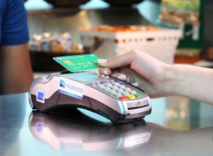 Con la aceptación de tarjetas sin contacto, los comercios afiliados a AZUL brindarán una nueva experiencia de pago a sus clientes, más ágil y también más segura.