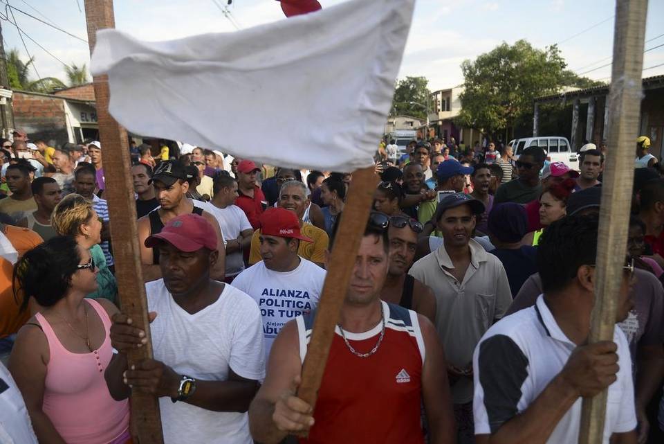 Cuba recibe a deportados por Colombia y culpa a EEUU de “politizar” migración
