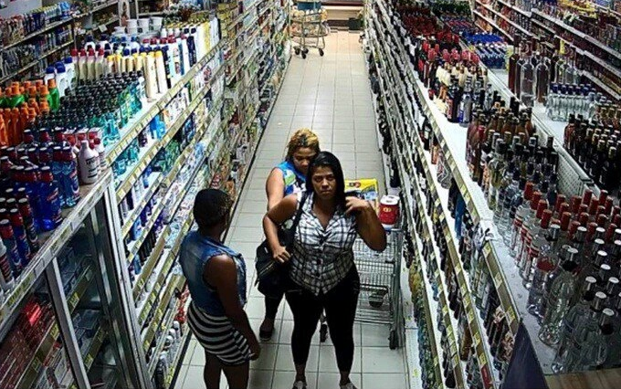 Cámara de seguridad capta varias mujeres robando en supermercado