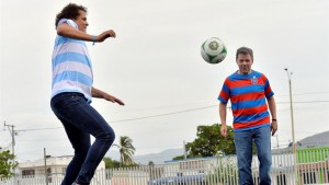 Carlos Vives y Juan Manuel Santos juegan fútbol por la paz
