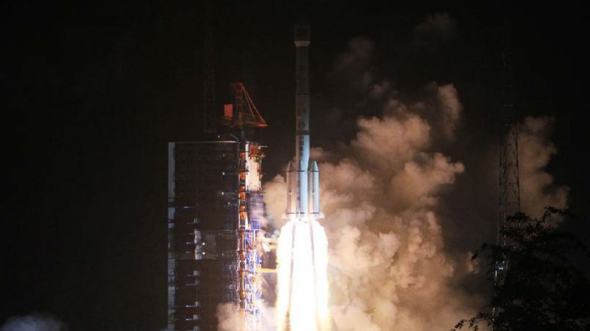 China lanza con éxito su primer satélite de comunicaciones para móvil