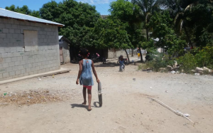 Jóvenes en una comunidad de Azua sin actas de nacimiento y sin escuela