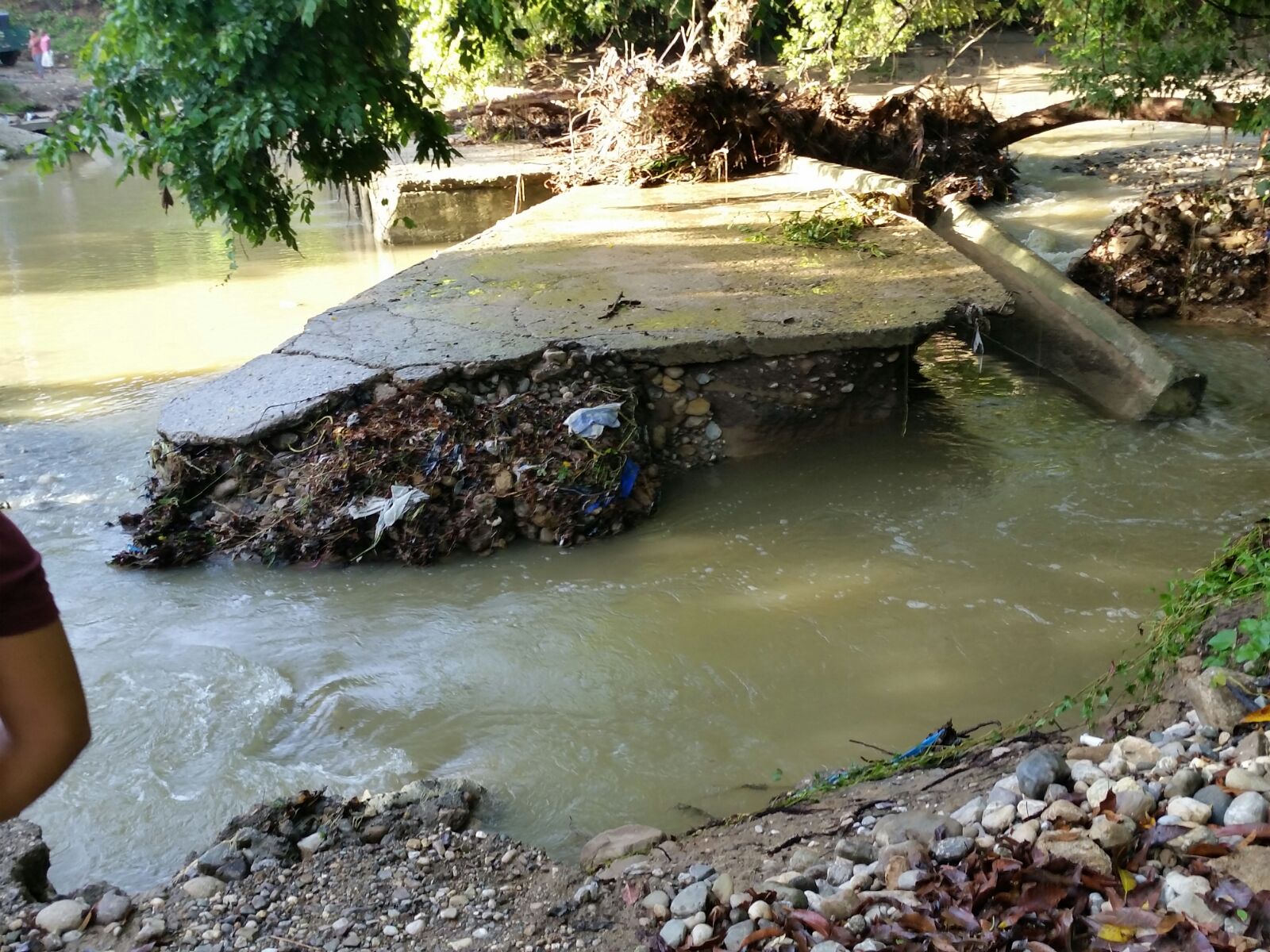 Constantes lluvias hacen colapsar puente de El Ranchito en Puerto Plata
