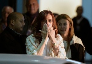 Juez rechaza reabrir causa contra Kirchner por atentado antijudío
