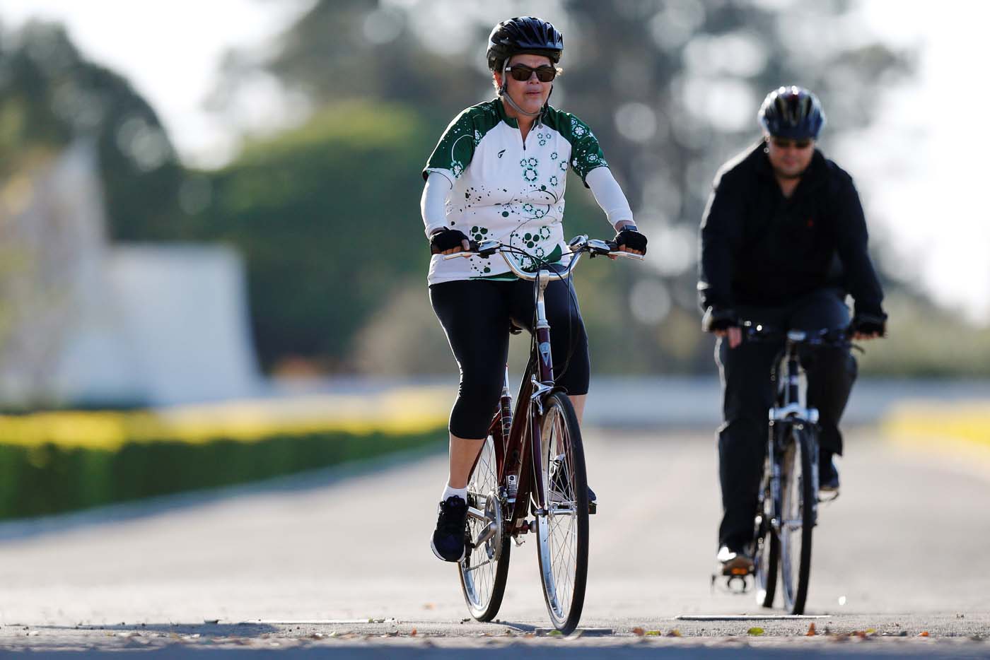 Dilma paseó en bicicleta mientras llega el juicio final