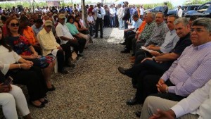 Presidente Medina realiza primera visita sorpresa de nueva gestión a colonos azucareros en Guerra