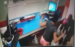 Dos hombres asaltan banca de lotería en La Vega