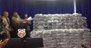 DNCD decomisa 932 paquetes de droga; apresa dominicano y colombiano en SPM