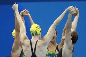 Australianas ganan con récord mundial los 4x100m libres de natación