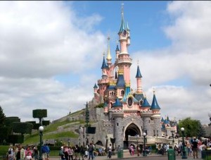 Evacúan Disneyland París por un paquete sospechoso