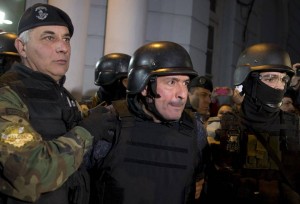 Inspeccionan casa de exsecretario argentino detenido con millones en convento
