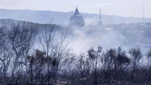 Fuego arrasa 50 hectáreas en Roma y obliga a evacuar residencia y convento