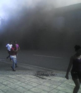 Reportan incendio en Almacenes Rodríguez de la avenida Duarte