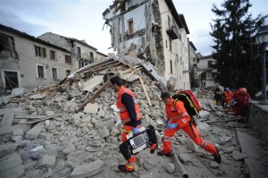 Fuerte sismo sacude centro de Italia, al menos 11 muertos