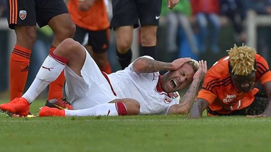 Un futbolista francés perdió la mitad de oreja en partido amistoso