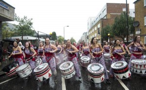 Las calles del barrio de Notting Hill se llenan hoy de locales y turistas para celebrar el cincuenta aniversario del emblemático carnaval londinense, uno de los mayores festivales callejeros de Europa. Como manda la tradición, este domingo se inaugura el festival con el 