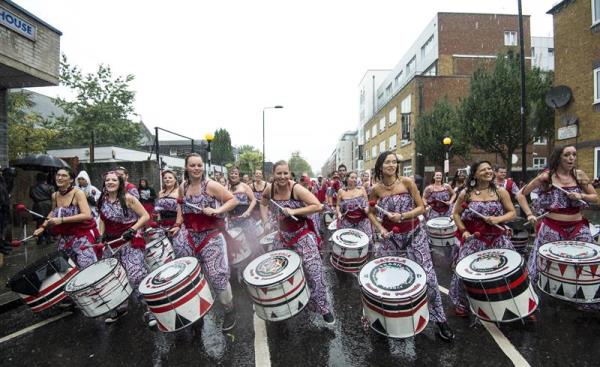 Las calles del barrio de Notting Hill se llenan hoy de locales y turistas para celebrar el cincuenta aniversario del emblemático carnaval londinense, uno de los mayores festivales callejeros de Europa. Como manda la tradición, este domingo se inaugura el festival con el "Carnaval de los niños", un espectáculo de música, baile y mucho color dedicado a los más pequeños, mientras que el lunes -festivo en el Reino Unido- tendrá lugar el gran desfile.