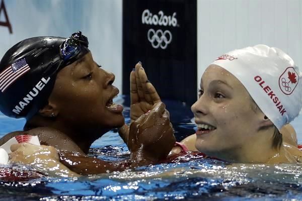 Simone Manuel, primera afroamericana en ganar medalla olímpica en natación individual