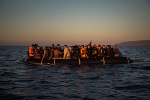 Grecia: Rescatan 59 migrantes dentro de una balsa en el mar