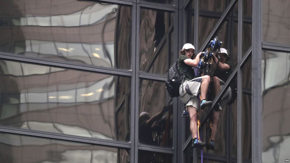 Policía de EE.UU intenta detener un hombre que escala la Trump Tower con ventosas