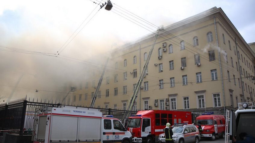 Al menos 17 muertos por incendio en un almacén en Moscú