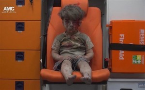 Imagen de niño sirio tras ataque en Alepo se hace viral 